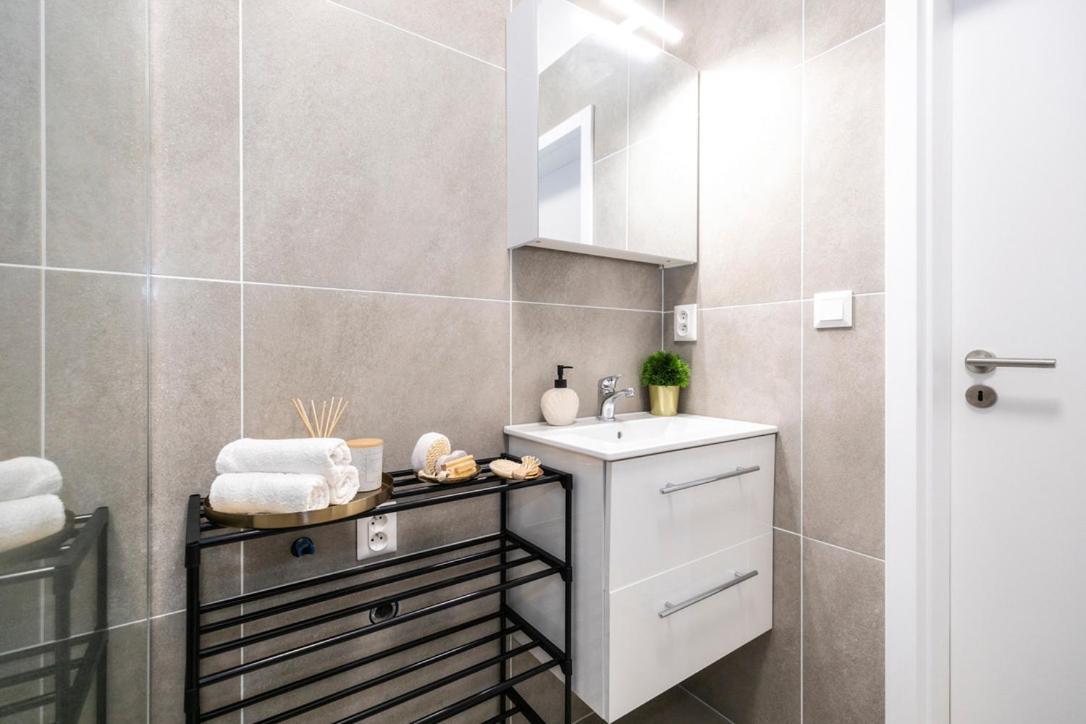Alure Residences 2 & 24H Self Check-In, Parking In The Garage In The Apartment Building Included, New Building, Terrace, Green Location With A Forest Park With A Lake, Children'S Playground بانْشكا بيشتريتْسا المظهر الخارجي الصورة